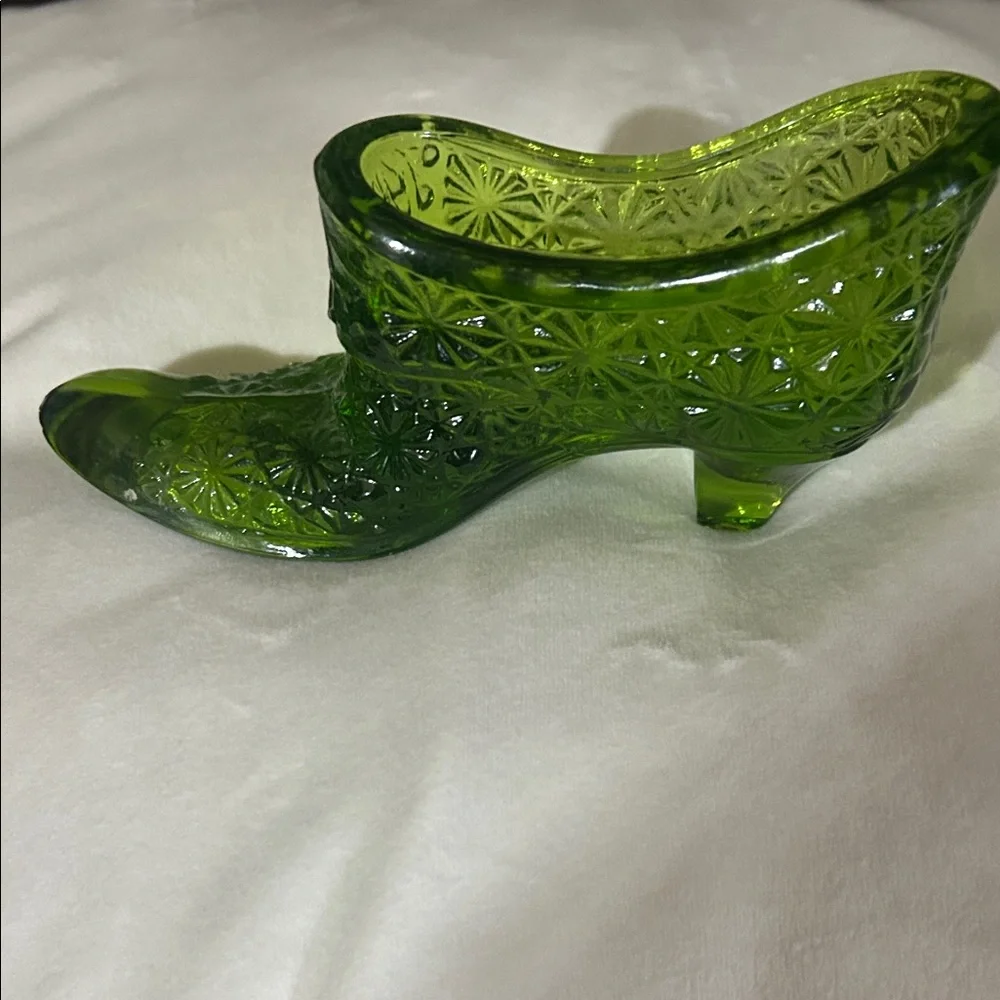 Fenton Art Glass shoe in green Daisy & Button pattern - Picture 8 of 8
